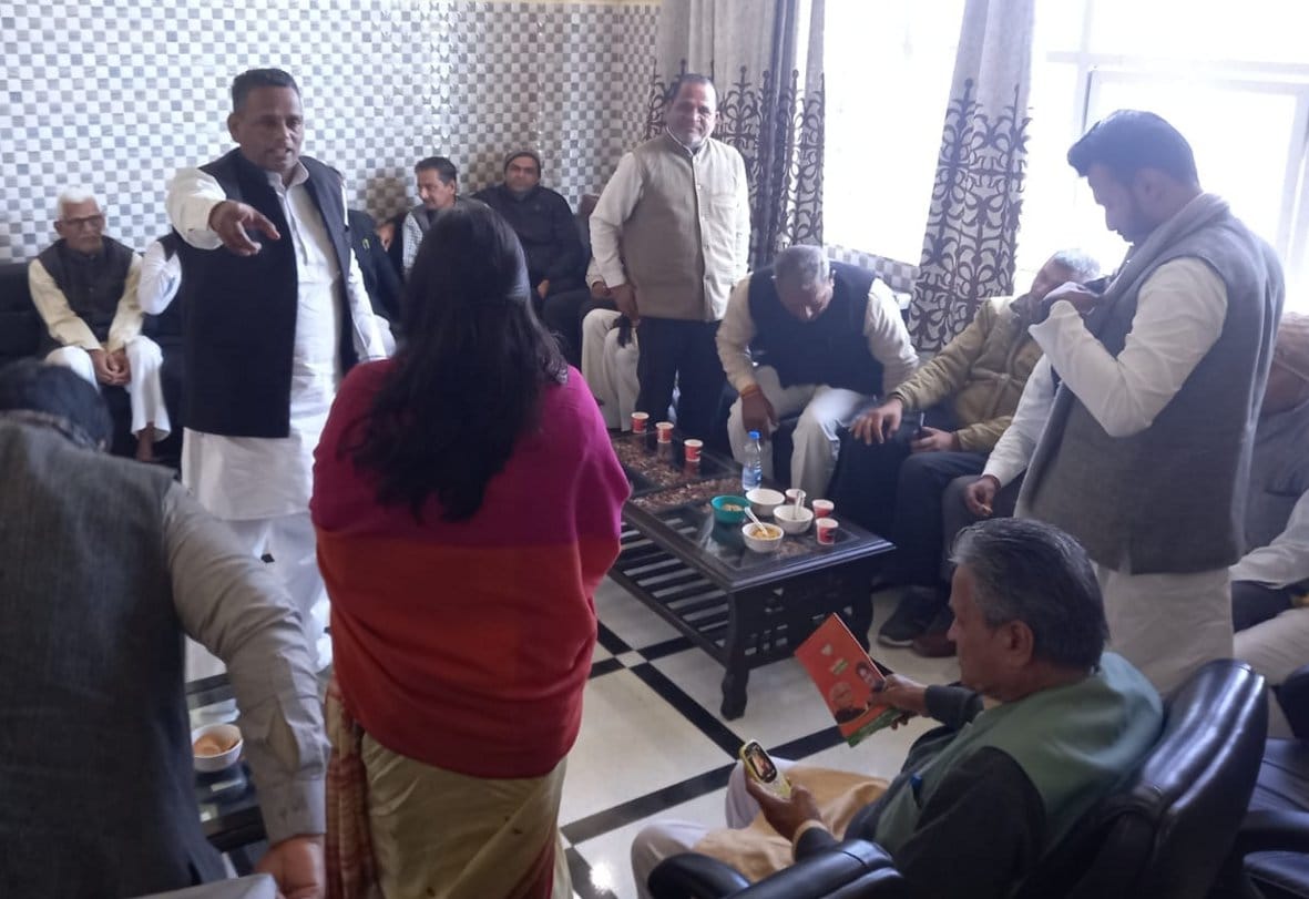 Workers showered problems in front of the National Vice President