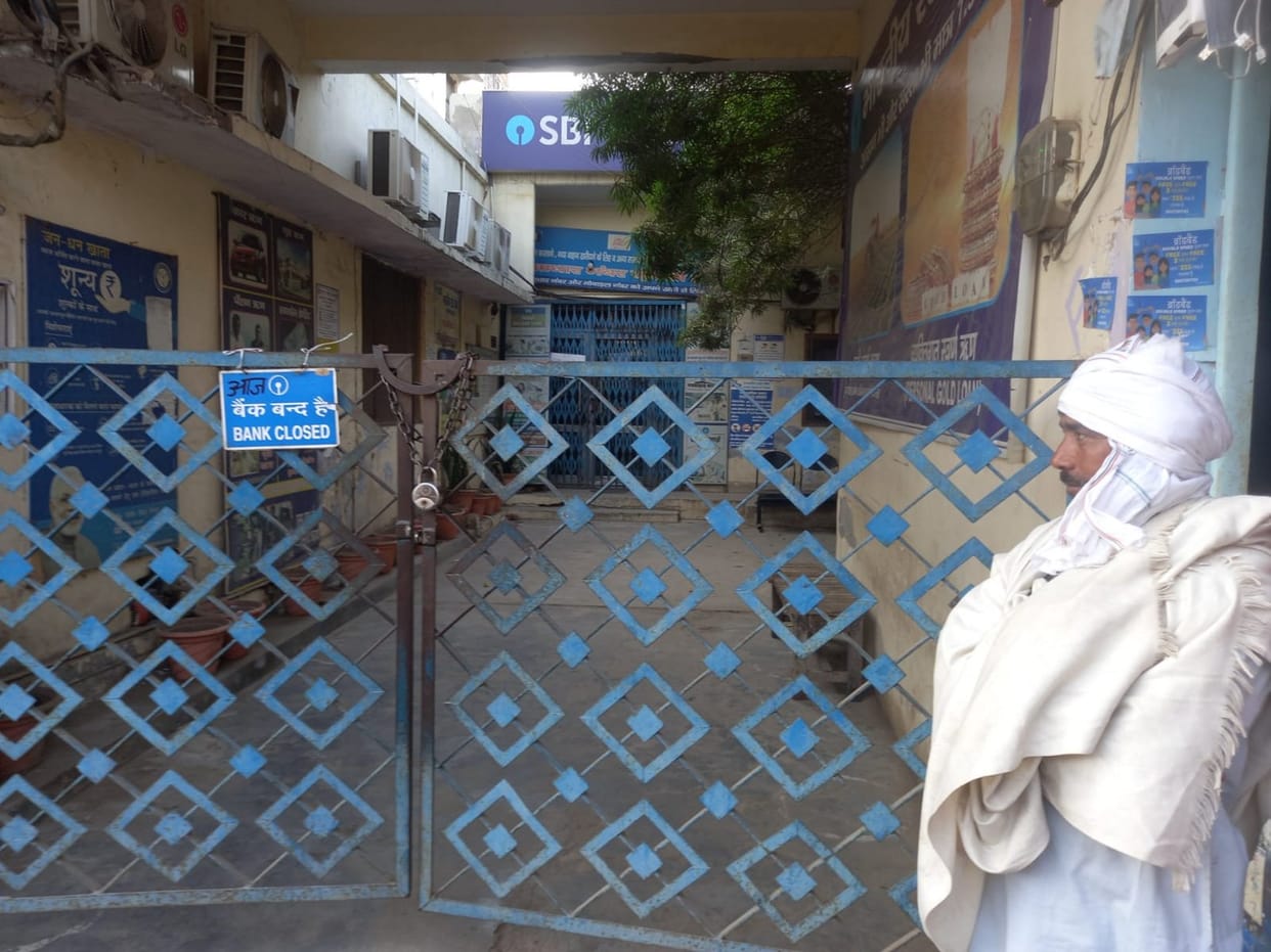The locks remained hanging on the banks for the second day, the ATMs also became empty