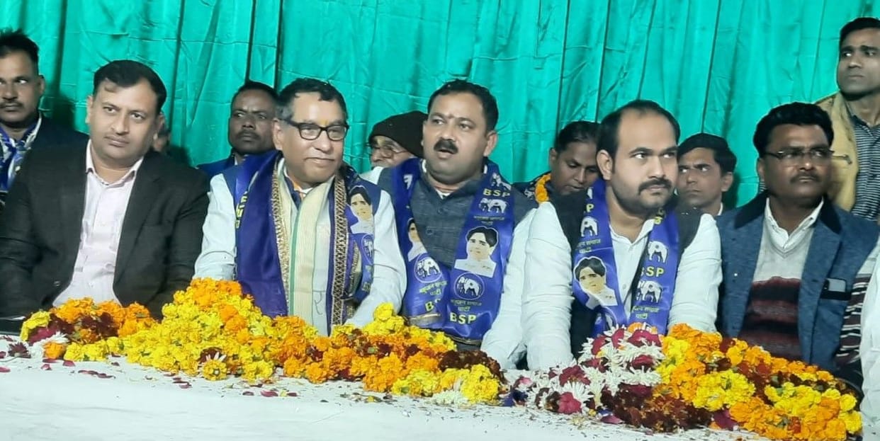 Hathras: Awadhesh Kumar along with supporters joined BSP, welcomed