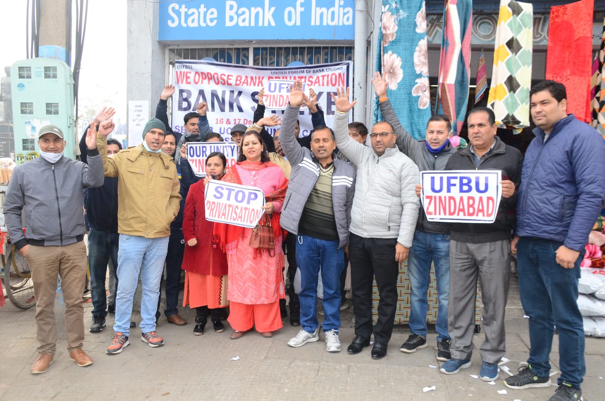 Bank workers demonstrated against privatization