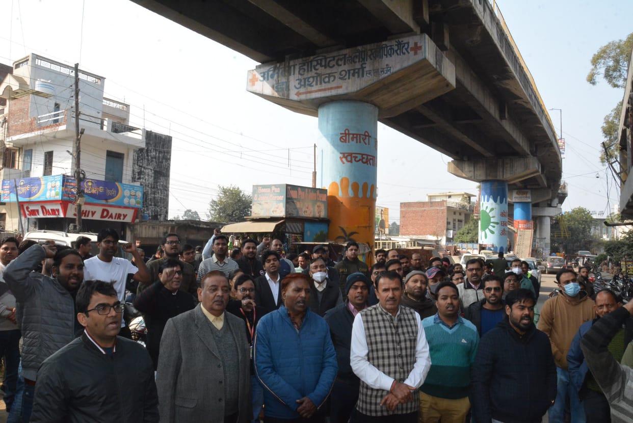 Bank employees roared against privatization, three hundred crore transactions affected