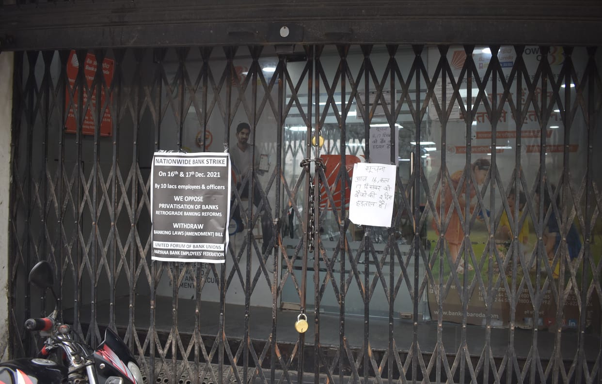 Work in banks stalled, stray consumers