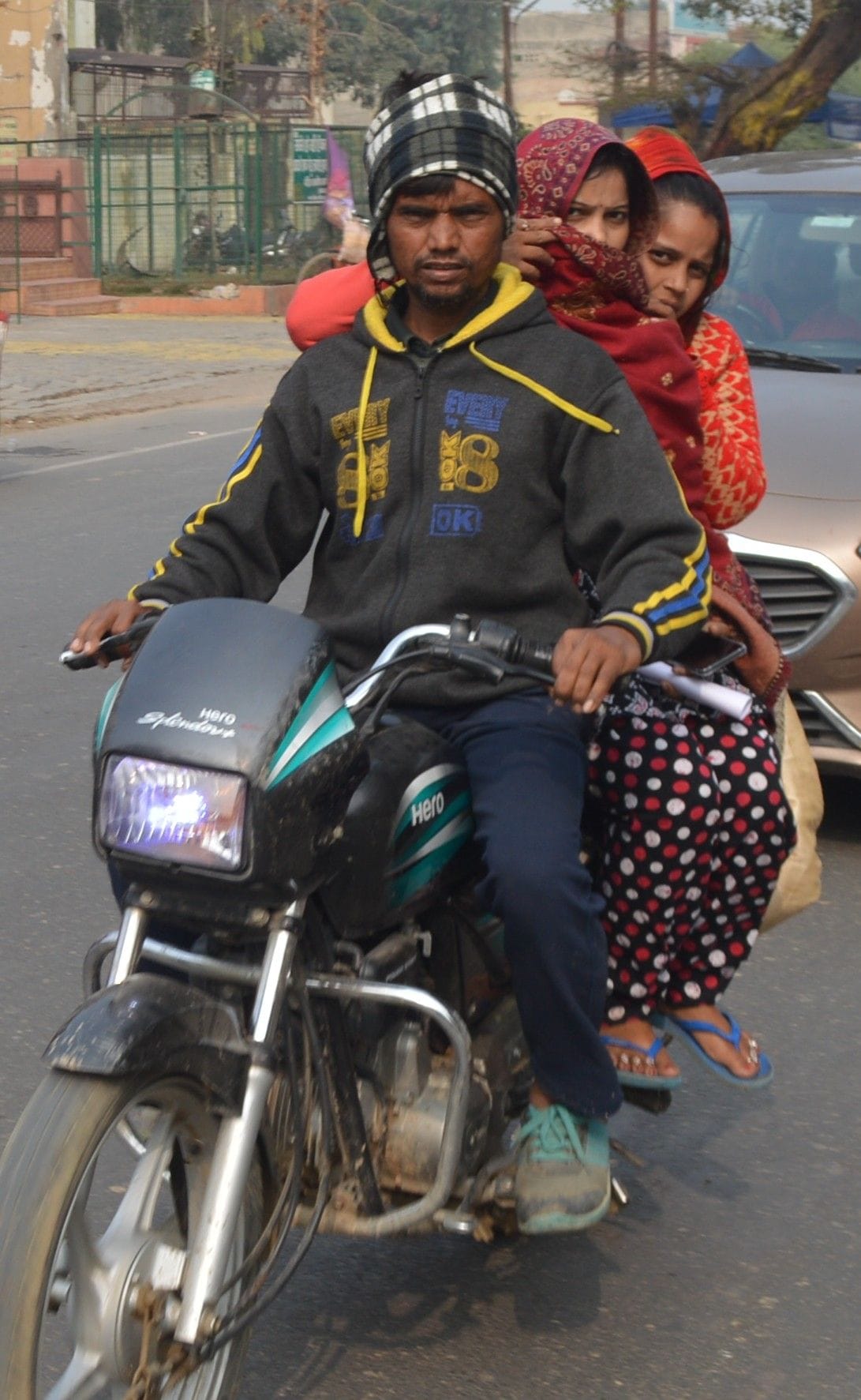 Hathras: Cloudy since morning, cold wave begins