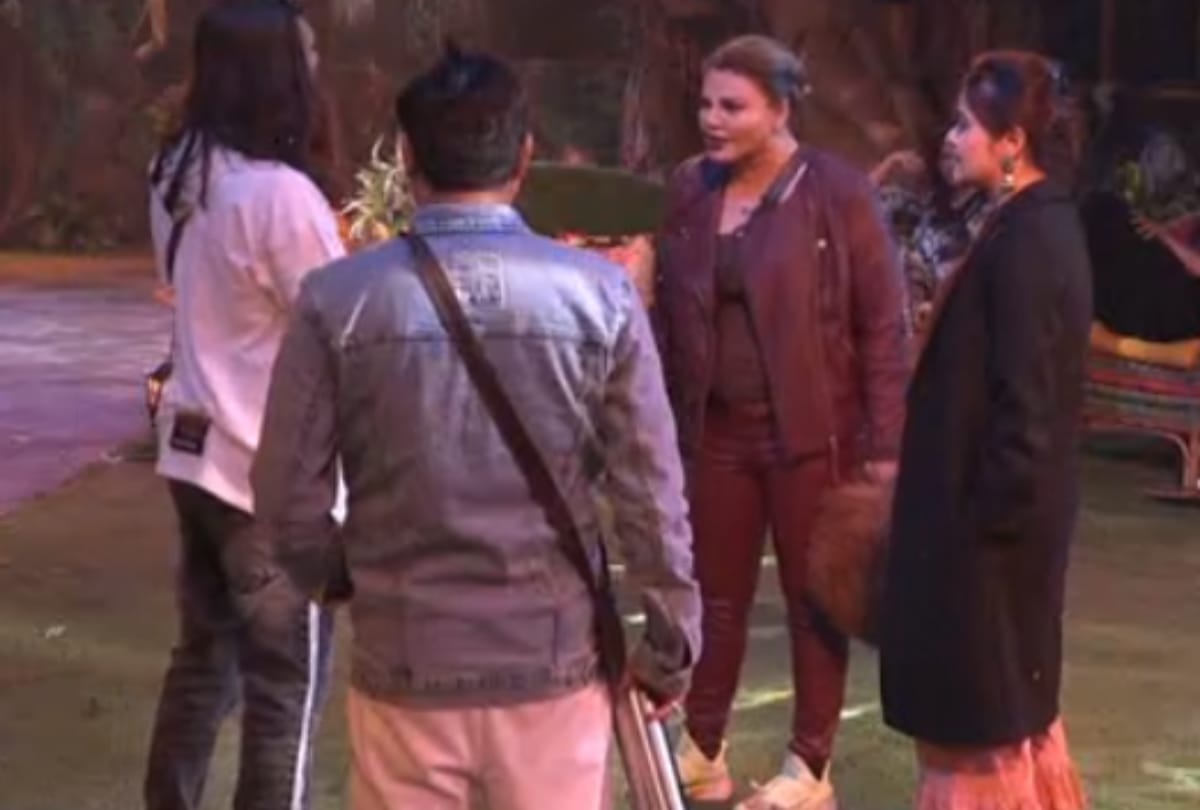Bigg Boss 15 Abhijeet Bichukale asked Devoleena Bhattacharjee for kiss the actress said Do not cross the line