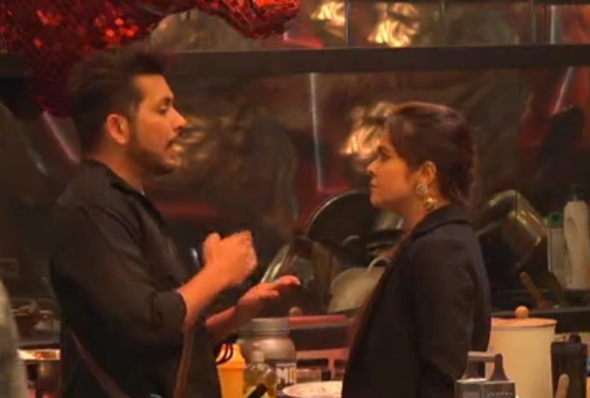 Bigg Boss 15 Abhijeet Bichukale asked Devoleena Bhattacharjee for kiss the actress said Do not cross the line