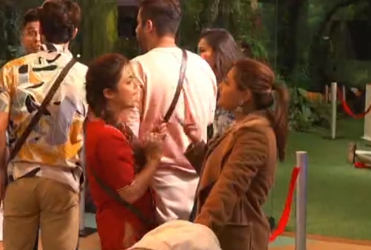 Bigg Boss 15 Abhijeet Bichukale clarifies after asking for kiss from Devoleena Bhattacharjee