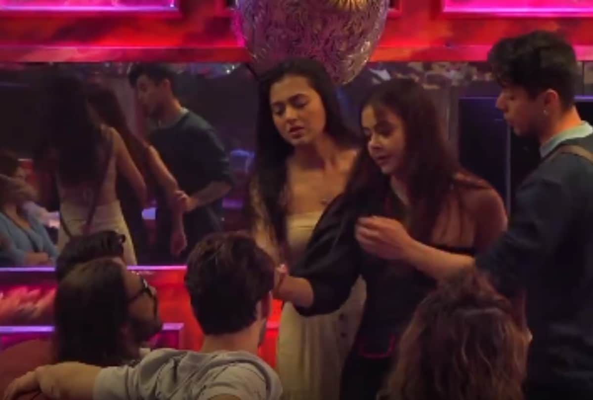 Bigg Boss 15 devoleena bhattacharjee threatens to slap Rashmi Desai and abhijeet bichukale fight in the house