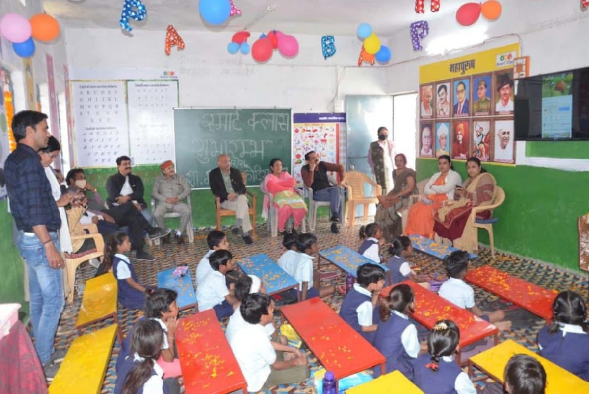 Sehore: A teacher changed the picture of the school, the smart room was built in the school with the amount received by the Governor's award