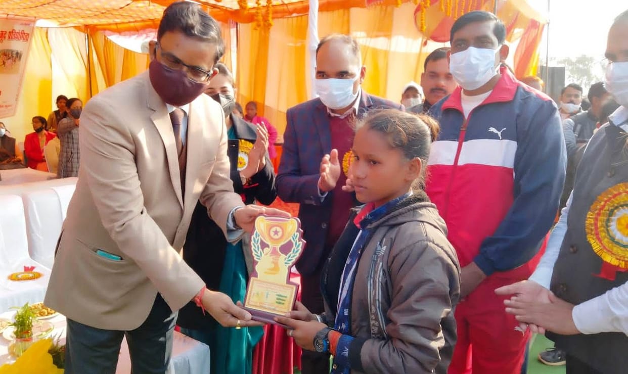 The team of Sahawar development block became the overall champion