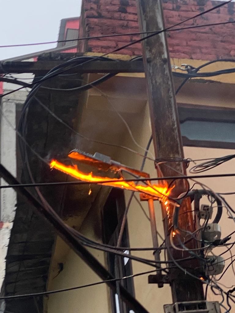 Fire broke out in an electric pole, electricity went out for three hours in Sujanpur market
