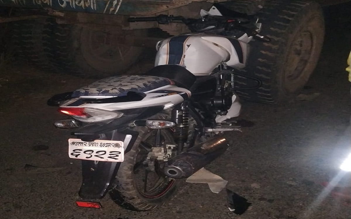 Road Accident in Chandauli army personnel  including two people died after Bike rammed into tractor trolley