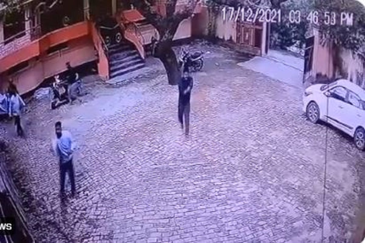 people were scared after  indiscriminate firing in chandauli in old enmity incident recorded in CCTV
