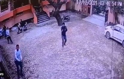 people were scared after  indiscriminate firing in chandauli in old enmity incident recorded in CCTV
