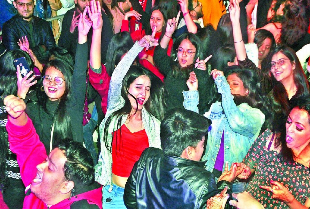 DJ Night on the last day of Flames 2021 at SN Medical College Agra