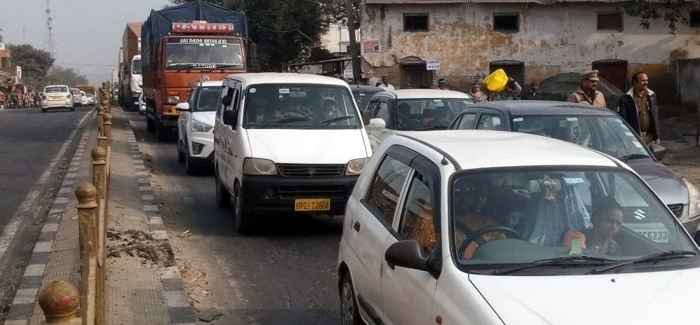 Farmers march on the highway due to problems, wheels of vehicles stopped