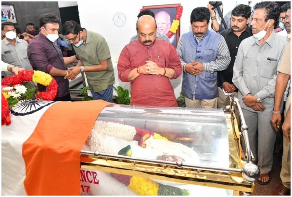 former union minister and congress leader rl jalappa passed away on friday, cm Basavaraj Bommai paid last respects 