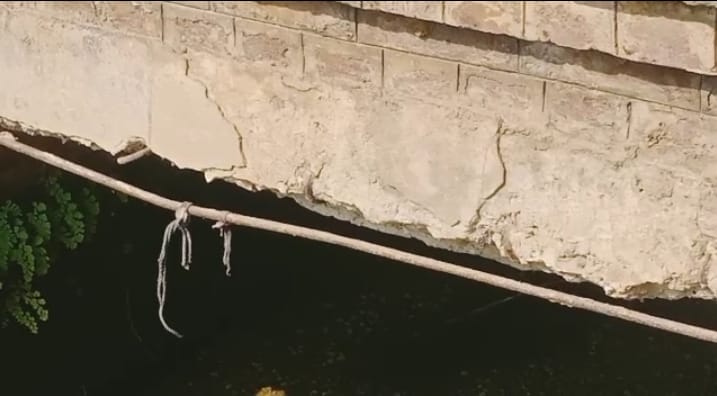 Rajbeh's bridge became dilapidated due to heavy vehicles, cracks came