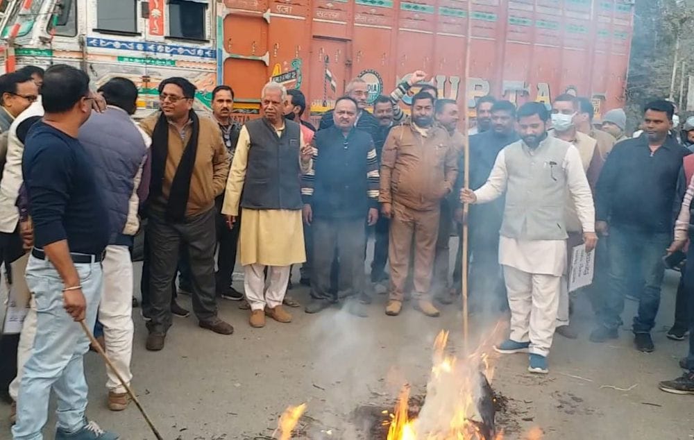 The effigies of business leader Banwari Lal Kanchhal were burnt by the agents