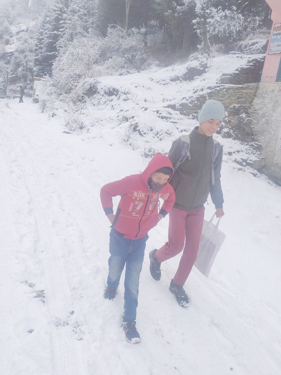 Snow blocked the way, walked 13 km with luggage