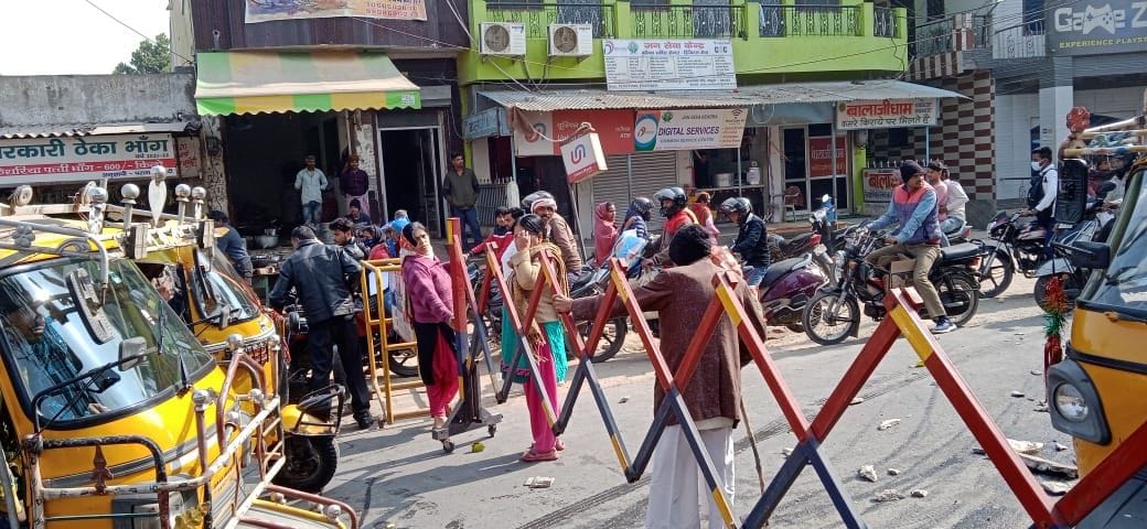 Mathura: Drain water filled in homes, Mathura-Vrindavan road blocked