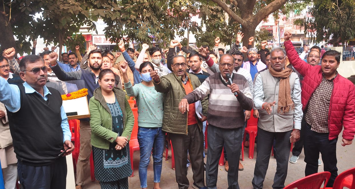 The locks of banks did not open even on the second day, business worth crores came to a standstill