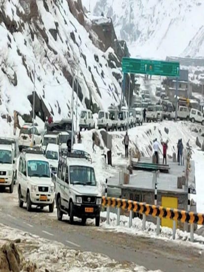 मनाली और भरमौर में सीजन की पहली बर्फबारी