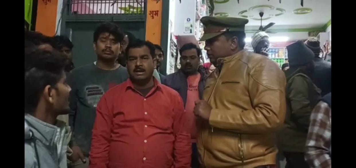 Fearless miscreants looted two lakh rupees from grocery shopkeeper