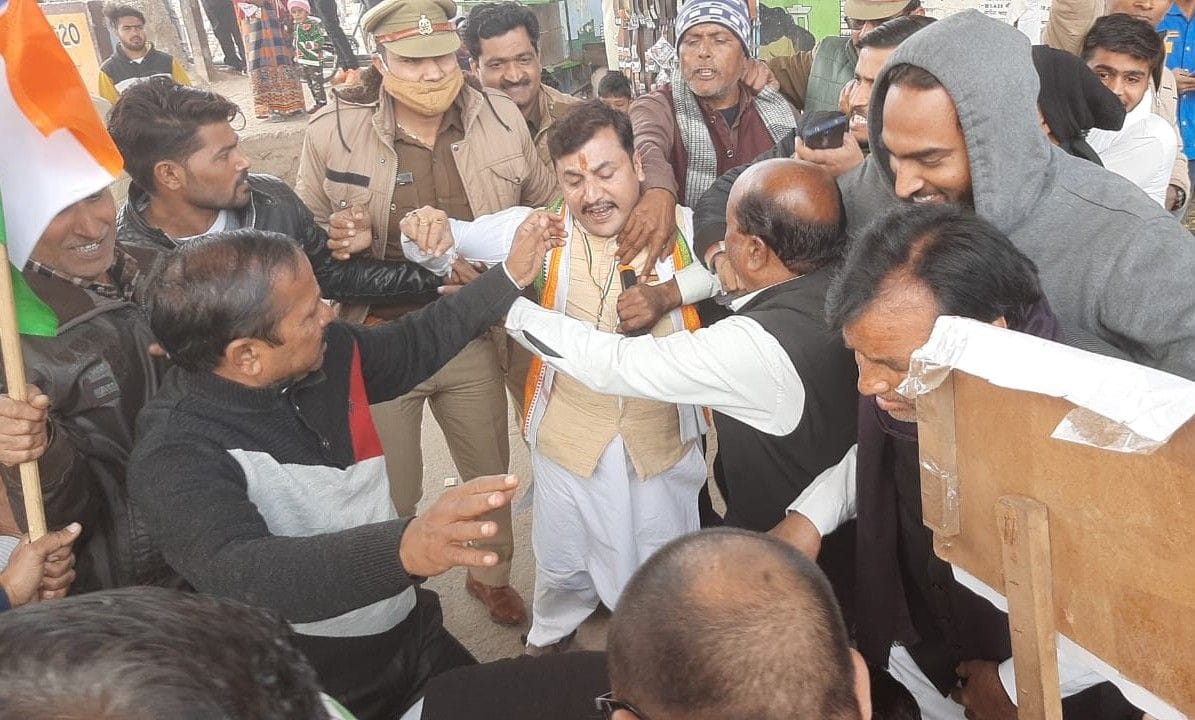 Hathras: Congressmen burn effigy of Union Minister, clash with police