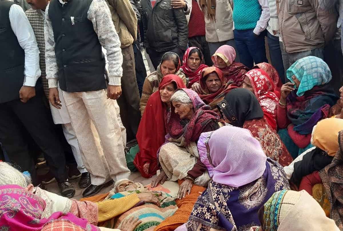 Farrukhabad: Demand for action by placing dead body in Collectorate, family members allege death due to shock