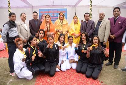 Prayagraj News :  केपी इंटर कॉलेज के मैदान पर किन्नरों के मैच के बाद विजेता टीम को मेडल देतीं किन्नर अखाड़े की आचार्य महामंडलेश्वर लक्ष्मी नारायण त्रिपाठी और महामंडलेश्वर कल्याणीनंद गिरि।