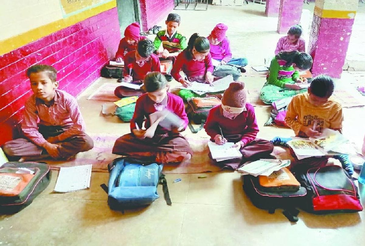 Primary Students Reads At Vrandah In Chillng Days