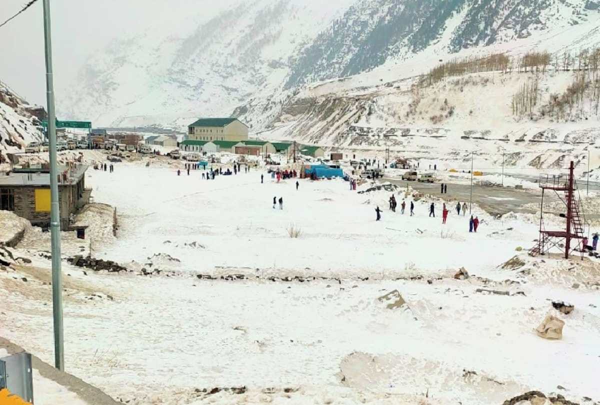 himachal weather update: Season's first snowfall in Manali and Bharmour, cold wave in Shimla