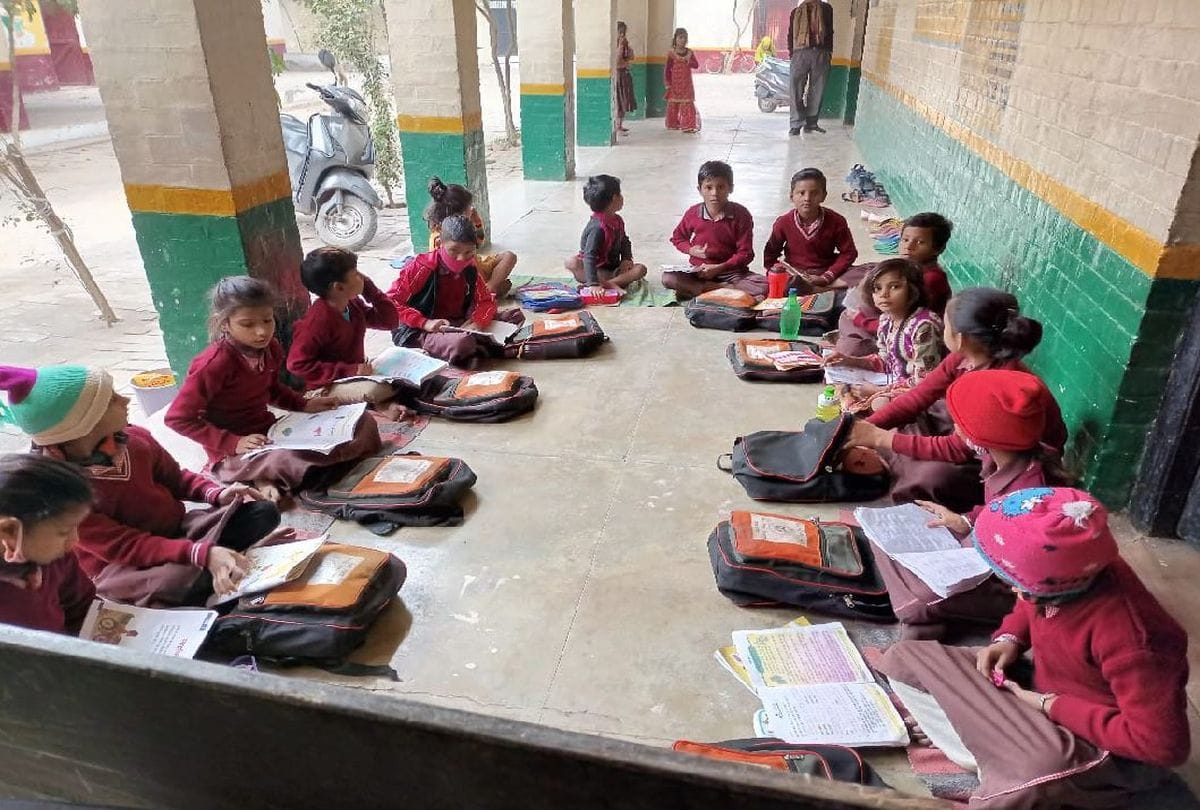 Primary Students Reads At Vrandah In Chillng Days