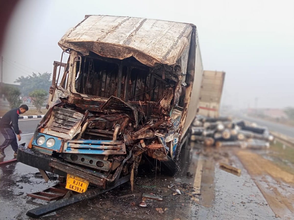 Driver and conductor died by burnt due to two truck collision in bhadodi UP