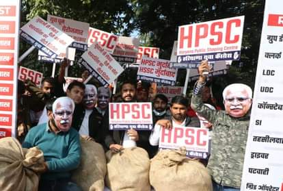 प्रदर्शन करते यूथ कांग्रेस के कार्यकर्ता।