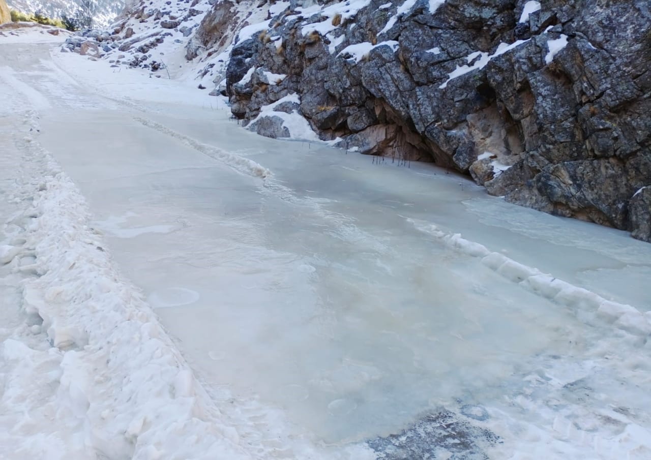 uttarakhand weather news: rivers and streams Frozen in Niti valley, frost froze on  road, photos