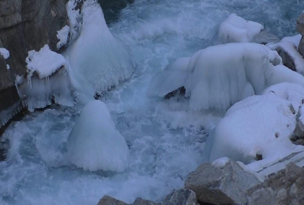 uttarakhand weather news: rivers and streams Frozen in Niti valley, frost froze on  road, photos