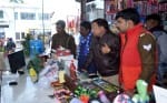 अलीगढ़ : रामघाट रोड पर बीयर के ठेके पर हुई लूट के बाद सीसी टीवी कैमरे की फुटेज देखते पुलिस कर्मी। स?