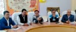 एप के बारे में जानकारी देते अधिकारी।