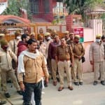 सपा नेता राजीव राय के बाहर मौजूद पुलिस और लोग।