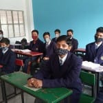 मिर्जापुर में डैफोडिल्स पब्लिक स्कूल के छात्र अपनी कक्षा में बैठे हुए