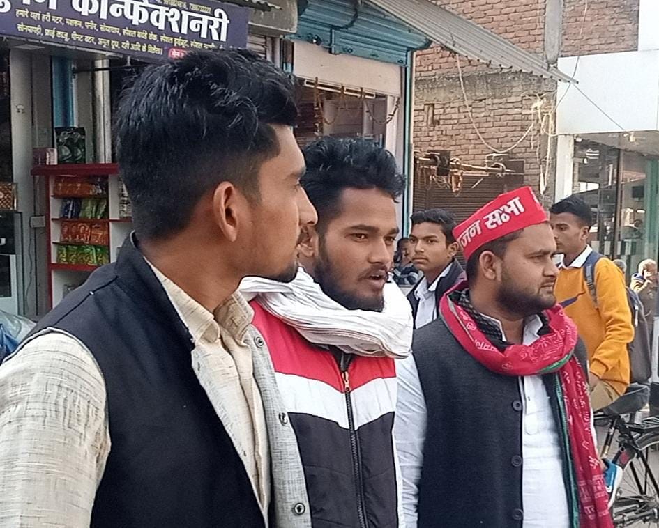 Three SP workers burnt the effigy of CM Yogi, were taken into custody