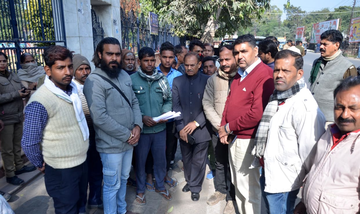 Aligarh: Demonstration at Ghantaghar in protest against the coercion of the police