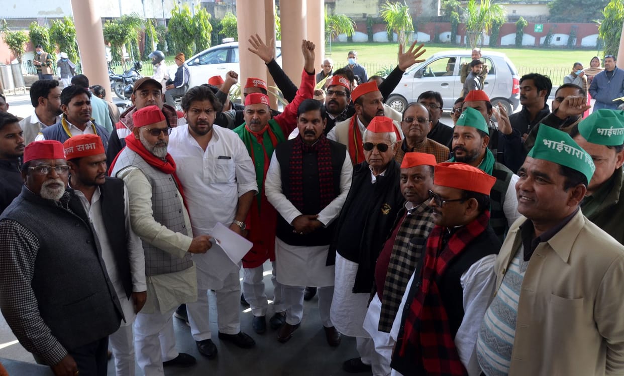 Aligarh: For not taking the memorandum, the SP flared up against the District Magistrate, shouting slogans