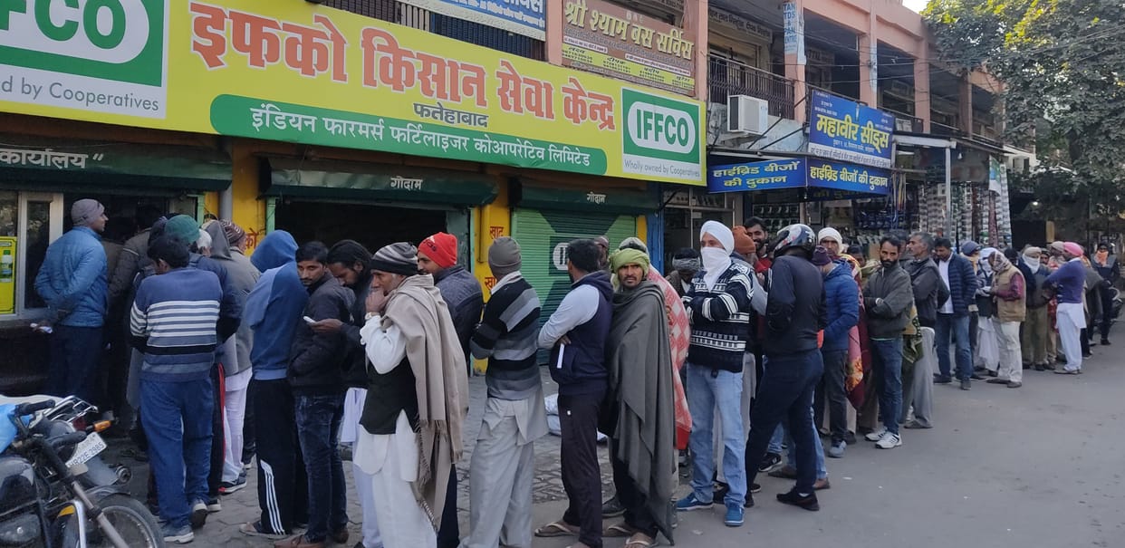 Farmers got fertilizer after waiting for four hours