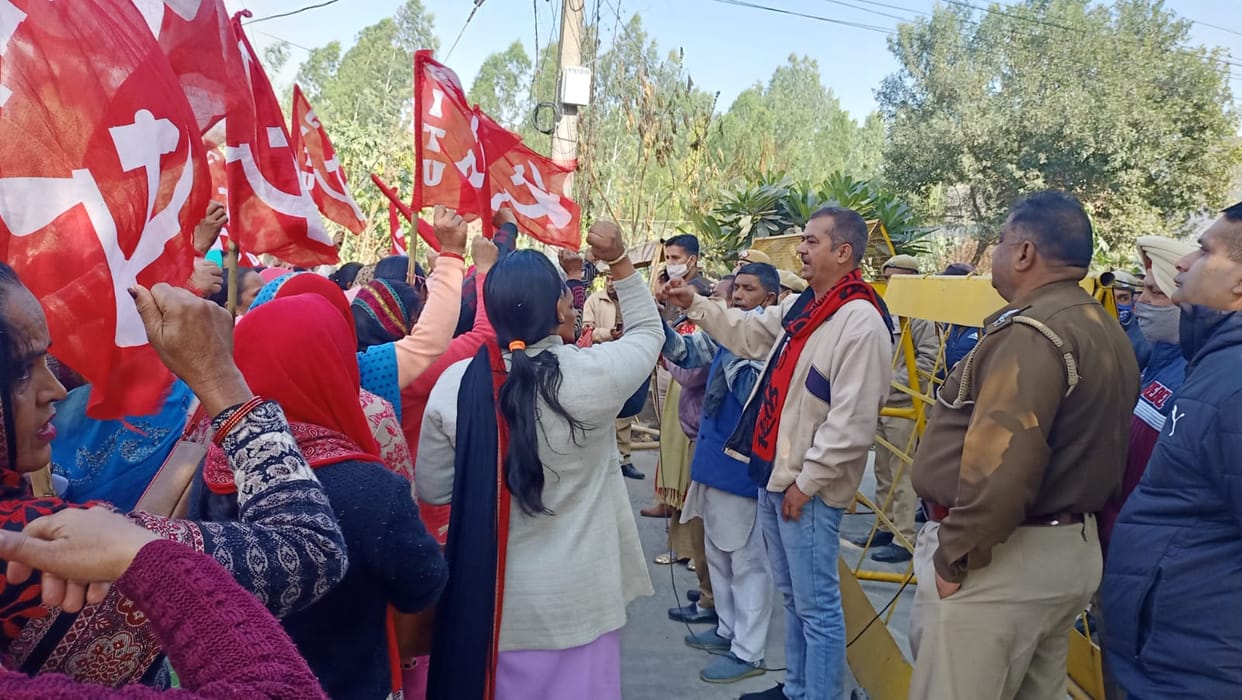 Anganwadi workers, who came to surround the residence of the Education Minister, clashed with the police, Yamunanagar