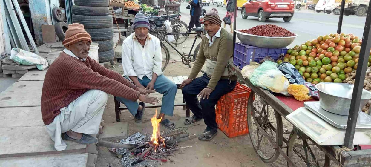 People were forced to hide in their homes due to cold wave with cold.