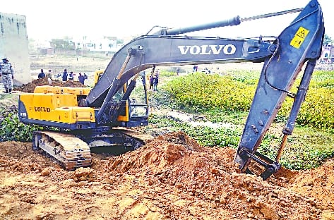 Attempt to capture Delapir pond by pouring soil overnight