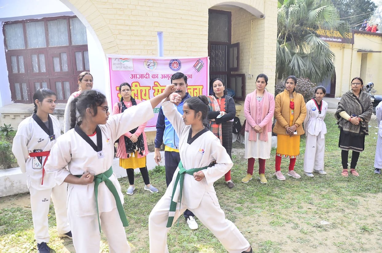 Girls learn self defense tricks