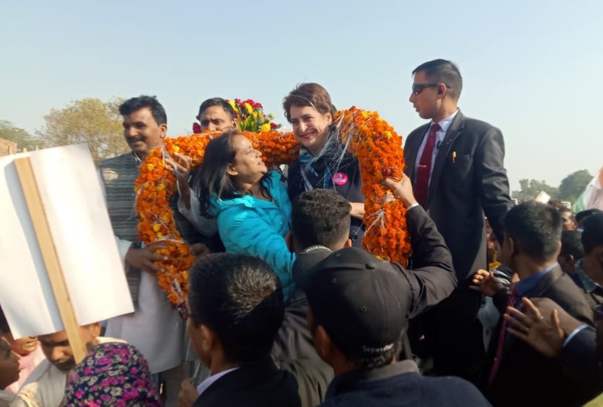 अमेठी पहुंचीं कांग्रेस महासचिव प्रियंका गांधी वाड्रा